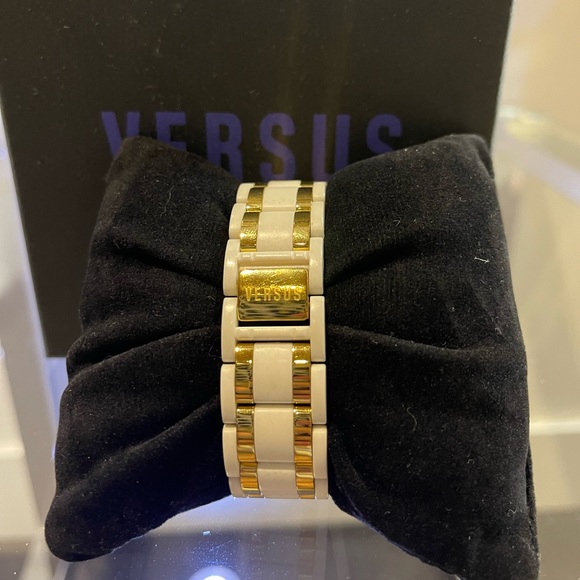 ✨ VERSACE Versus ✨ white and gold watch. Like new. - Picture 3 of 4